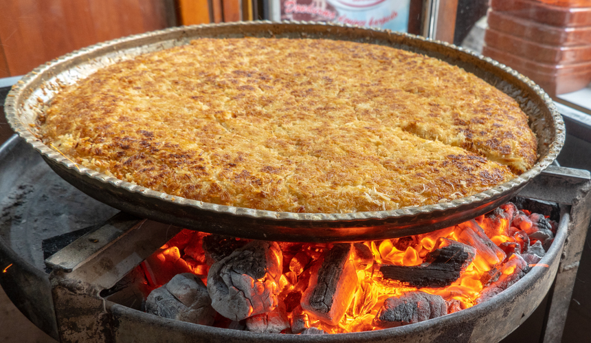 Antakya künefesi - duże ciasto pieczone nad ogniem