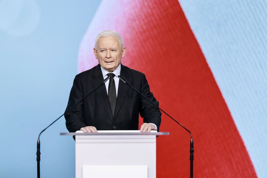 Jarosław Kaczyński wygłaszający oświadczenie