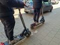 Jazda chulajnoga elektryczna po chodniku.