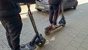 Jazda chulajnoga elektryczna po chodniku.