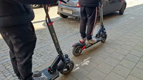 Jazda chulajnoga elektryczna po chodniku.