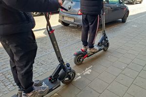 Jazda chulajnoga elektryczna po chodniku.