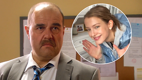 Mężczyzna w garniturze z wąsami, obok uśmiechająca się dziewczyna w niebieskiej kurtce.
