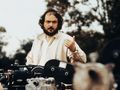 Stanley Kubrick. Mężczyzna w jasnej koszuli, w otoczeniu kamer filmowych.