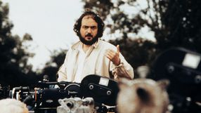 Stanley Kubrick. Mężczyzna w jasnej koszuli, w otoczeniu kamer filmowych.