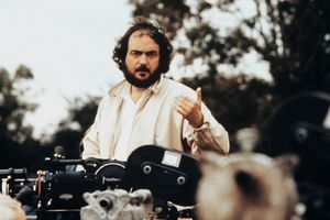 Stanley Kubrick. Mężczyzna w jasnej koszuli, w otoczeniu kamer filmowych.