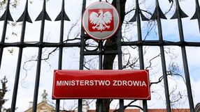 Zakładana brama z orłem oraz napisem 