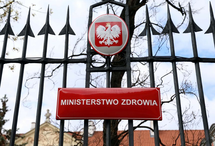 Zakładana brama z orłem oraz napisem 