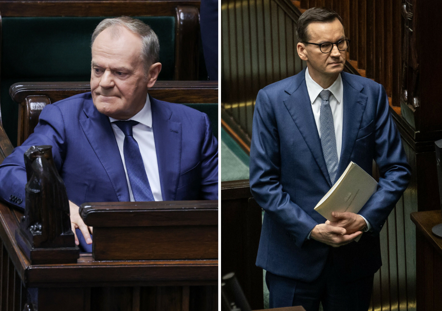 Na zdjęciu dwaj politycy w Sejmie: Donald Tusk siedzi, a Mateusz Morawiecki stoi z dokumentami.