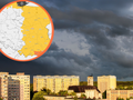 Widok na miasta z żółtymi budynkami, nad nimi ciemne chmury. W rogu mapa z obszarem zaznaczonym na żółto.