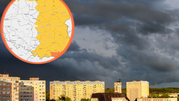 Widok na miasta z żółtymi budynkami, nad nimi ciemne chmury. W rogu mapa z obszarem zaznaczonym na żółto.