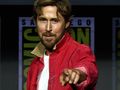 Mężczyzna w czerwonej kurtce wskazuje palcem, uśmiechając się do kamery. Tło z logo Comic-Con.