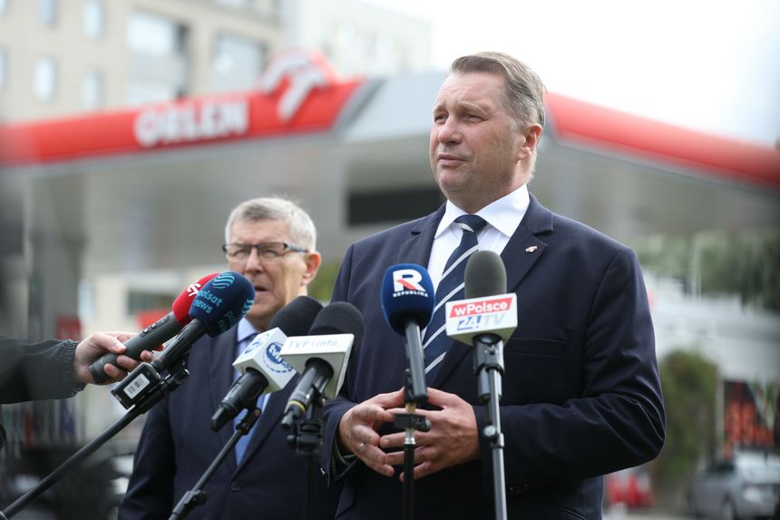 Przemysław Czarnek podczas konferencji prasowej przed stacją Orlenu