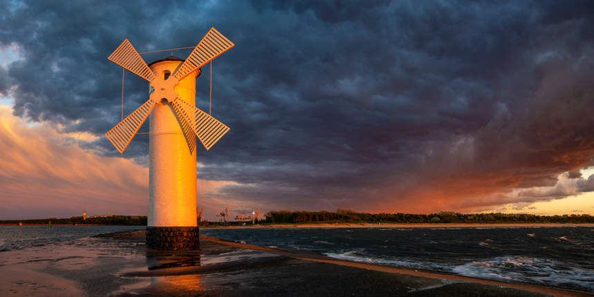 Świnoujście, plaża i latarnia morska