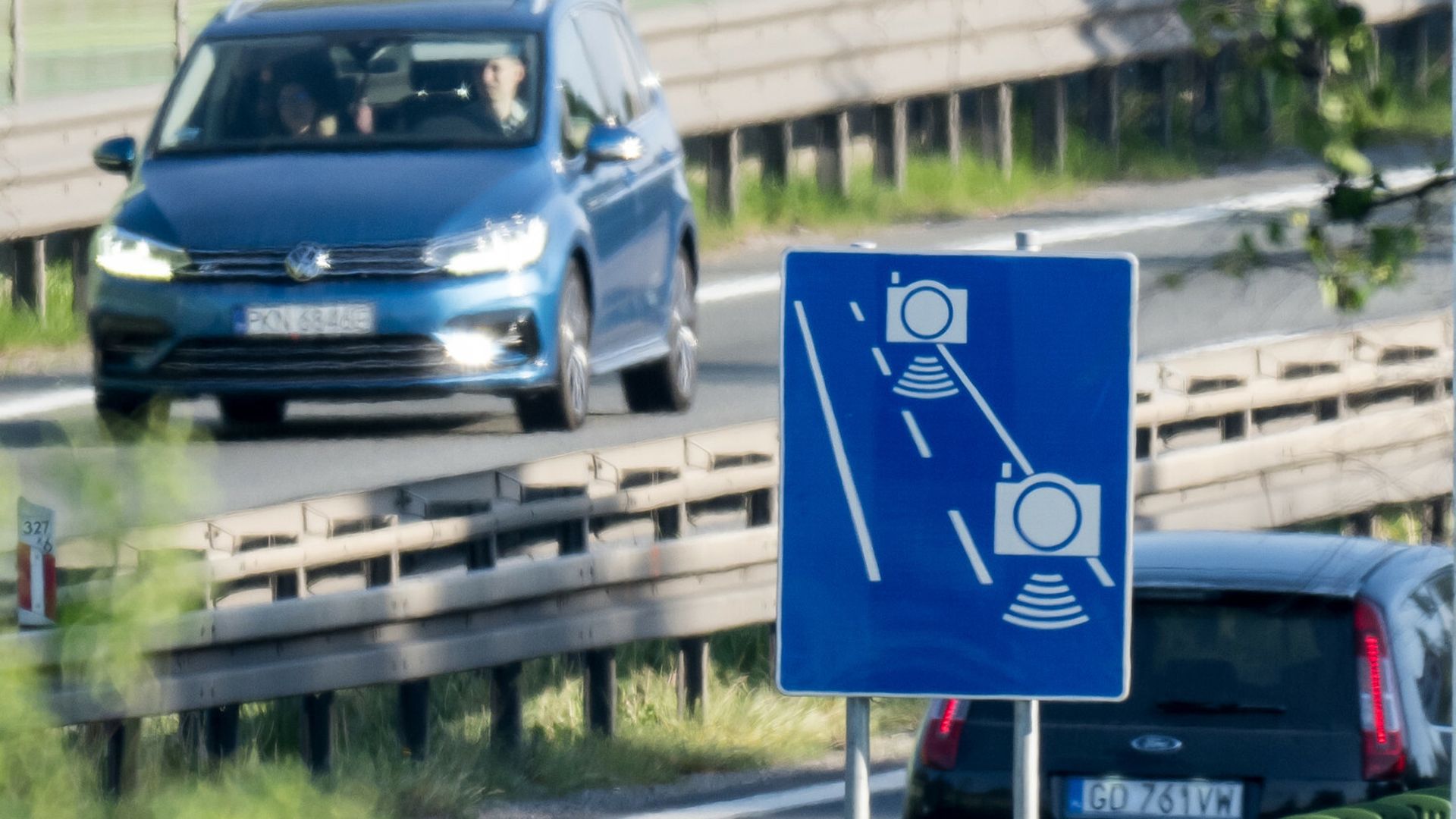 Są „niewidzialni” dla odcinkowego pomiaru prędkości. Jadą 145 km/h, a mandatu nie ma