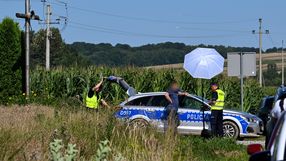 Służby w miejscu upadku niezidentyfikowanego obiektu w okolicach miejscowości Tarnawa-Kolonia