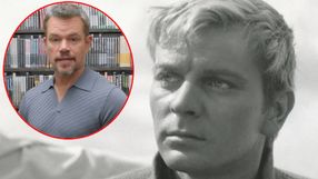 Na zdjęciu dwie postacie; jedna z nich mówi, a w tle widoczna jest półka z filmami.