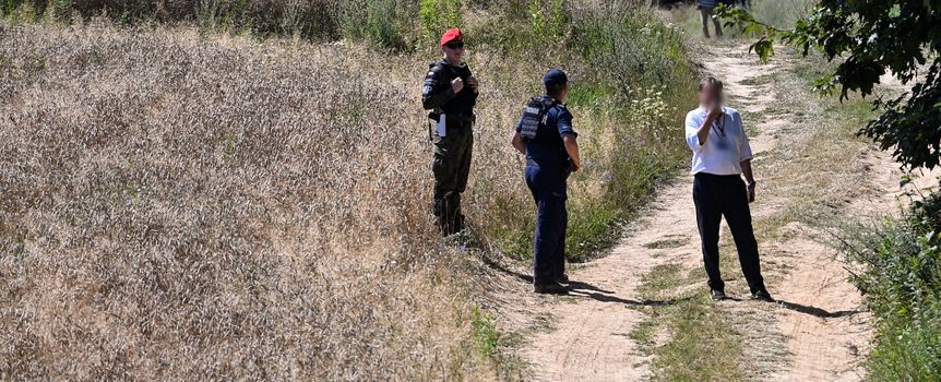 Służby w miejscu upadku rakiety w okolicach miejscowości Tarnawa-Kolonia