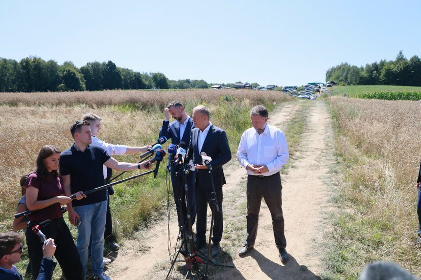 Politycy niedaleko miejsca upadku obiektu