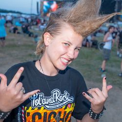 Młoda osoba z irokezem, w koszulce Pol'and'Rock na festiwalu.