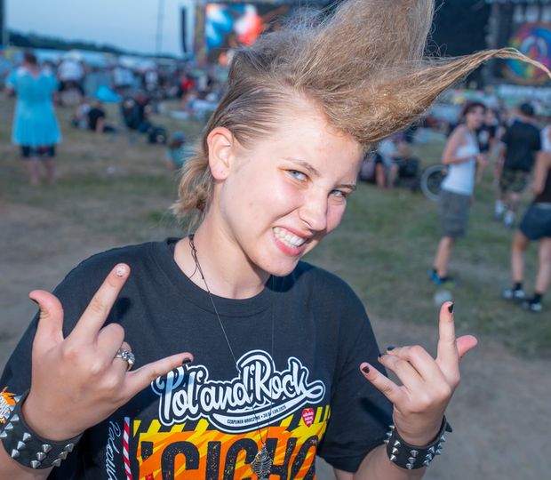 Młoda osoba z irokezem, w koszulce Pol'and'Rock na festiwalu.