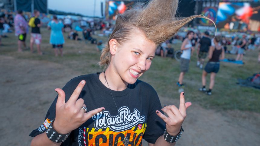 Młoda osoba z irokezem, w koszulce Pol'and'Rock na festiwalu.