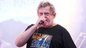 Mężczyzna w t-shircie z napisem 