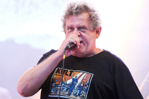 Mężczyzna w t-shircie z napisem 