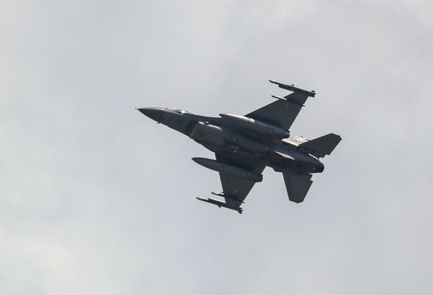 Myśliwiec F-16 (zdjęcie ilustracyjne)