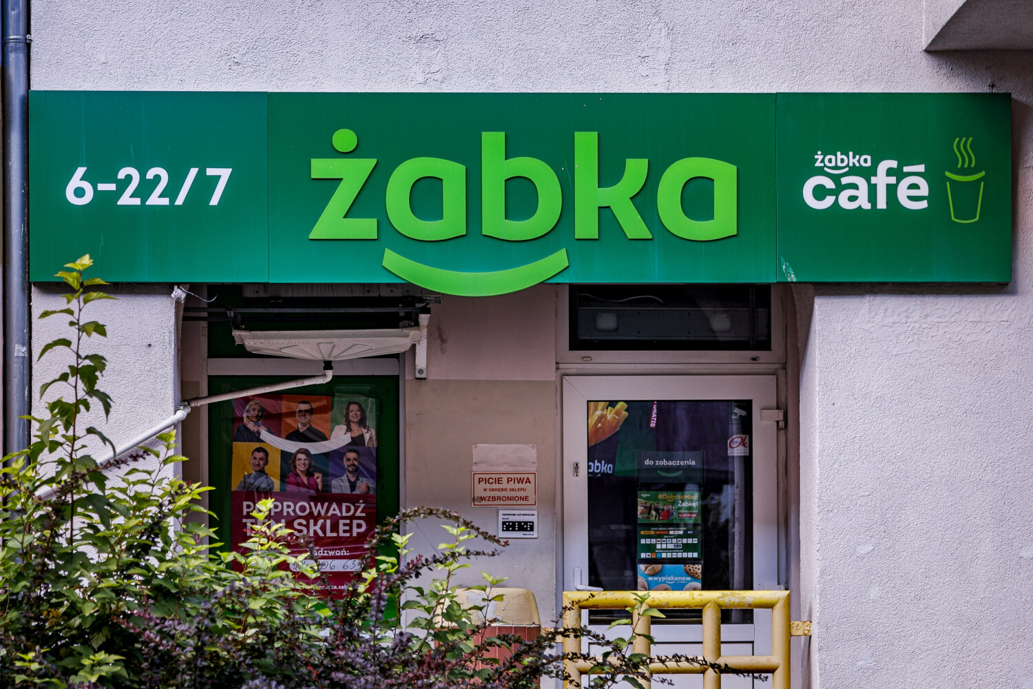 Klienci informują o poważnych utrudnieniach w sklepach Żabka. Spółka wyjaśnia