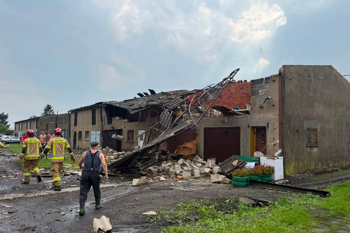 „Wszystko fruwało", „Wyglądało to tragicznie". Nawałnice uderzyły w Polskę
