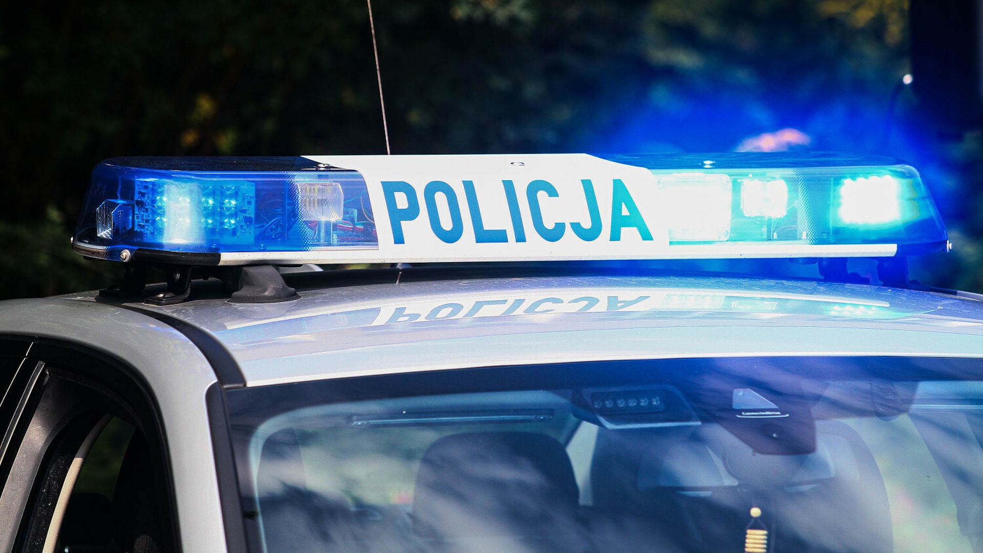 Policjanci zaatakowani podczas interwencji. „Przed blokiem ujawnili ciało"