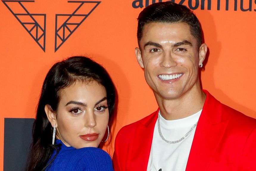 Cristiano Ronaldo i Georgina Rodriguez na czerwonym dywanie.