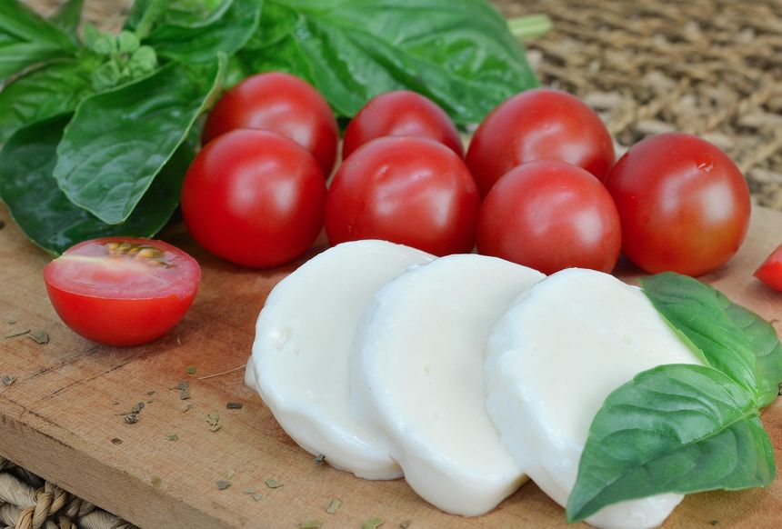 Mozzarella light z pomidorami i bazylią