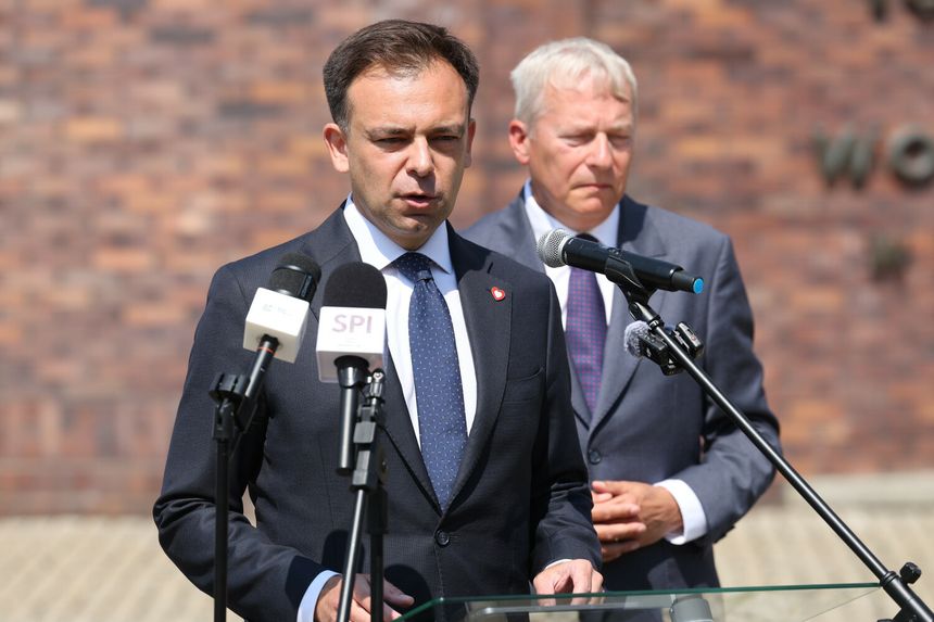 Andrzej Domański podczas konferencji przed kopalnią Wujek