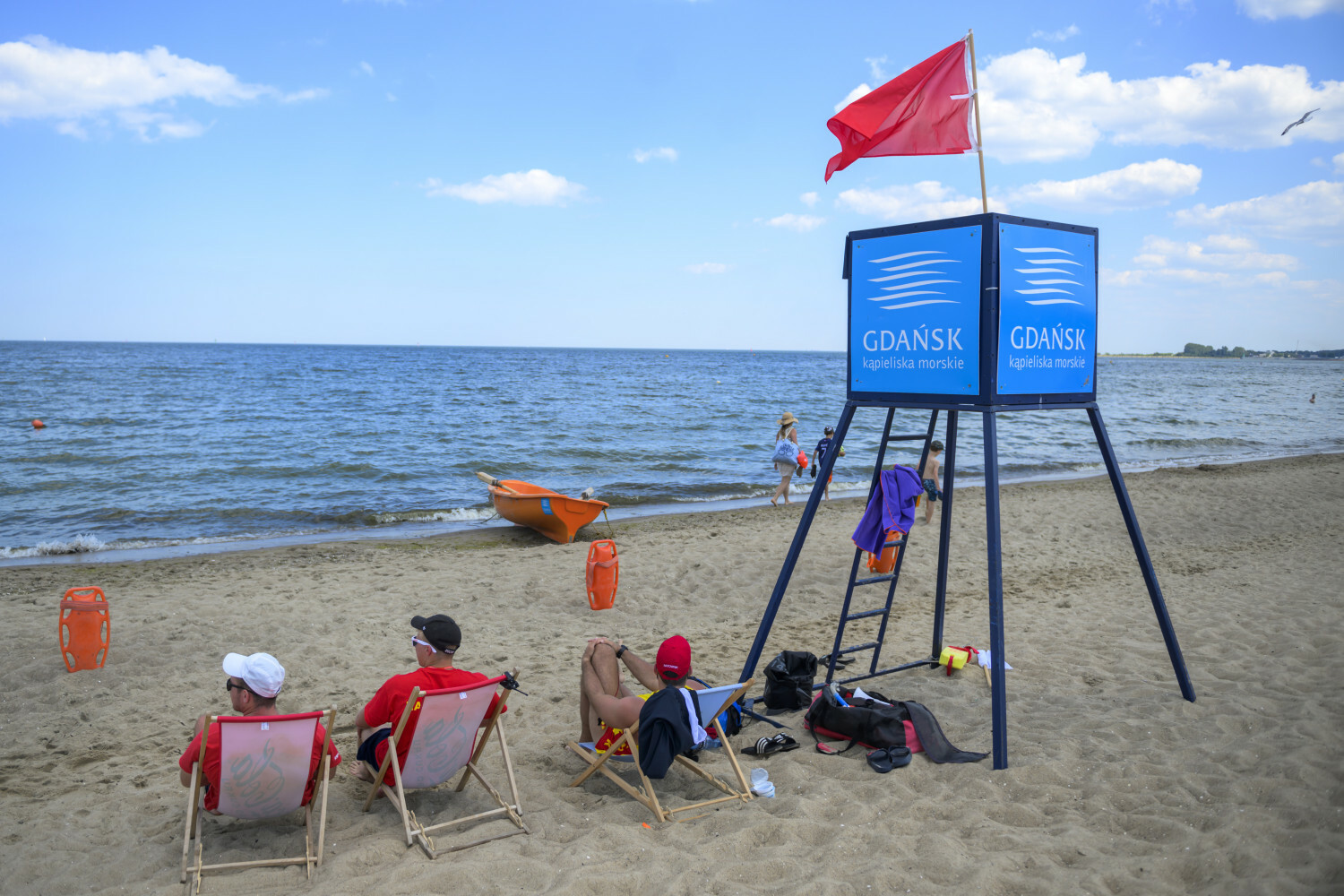 Czerwone flagi przez niebezpieczne bakterie w Bałtyku. Zamknięto popularne kąpieliska