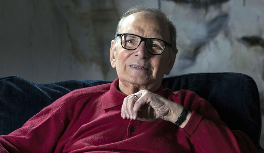 Ennio Morricone w okularach i czerwonym swetrze