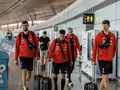 Siatkarze reprezentacji Polski z walizkami w przestrzeni lotniska.