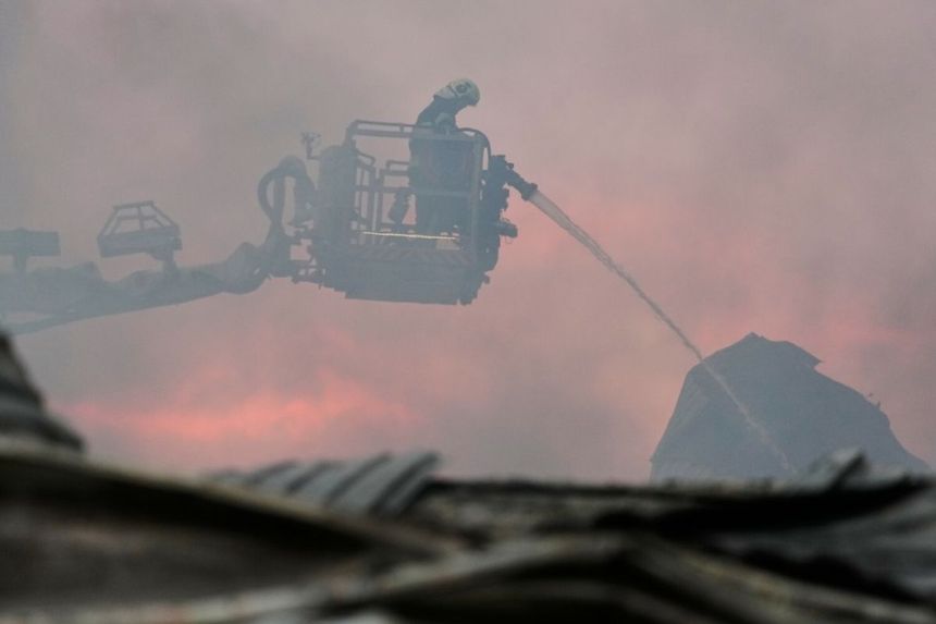 Co najmniej 14 osób zginęło, a 27 zostało rannych w nocnych atakach Rosji na Kijów i obwód kijowski; wybuchły liczne pożary. W Polsce w środę kumulacja upalów. W części kraju może być nawet 40 stopni. Relacja z najważniejszych wydarzeń dnia. 