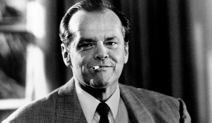 Czarno-biały kadr z filmu - Jack Nicholson z papierosem w ustach i w marynarce