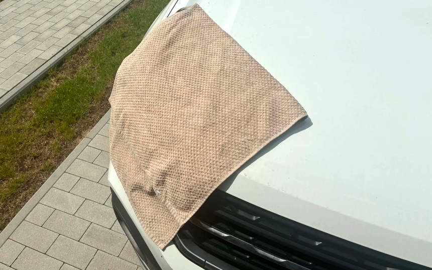 Ręcznik na reflektorach samochodu