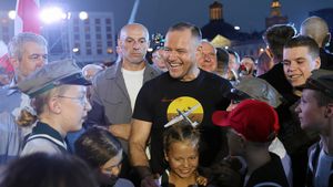Karol Nawrocki podczas wspólnego śpiewania piosenek powstańczych na obchodach rocznicy wybuchu powstania warszawskiego