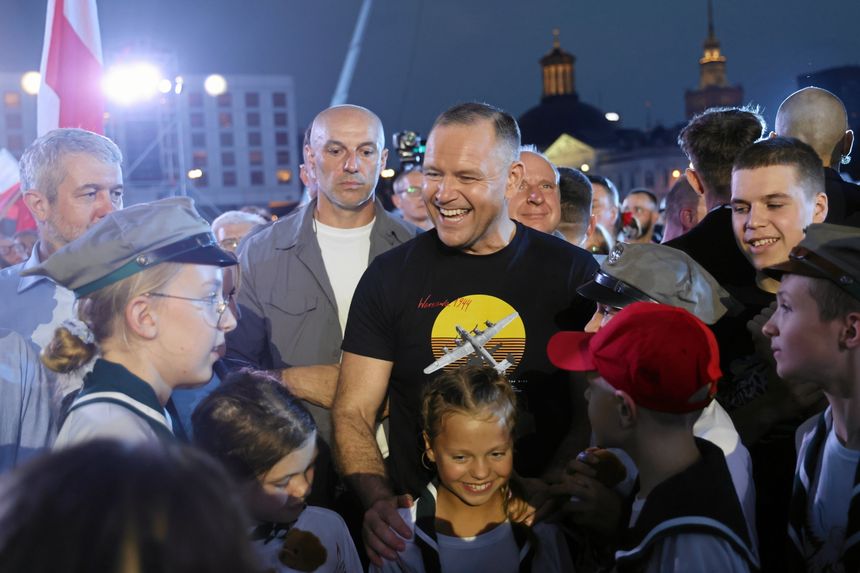 Karol Nawrocki podczas wspólnego śpiewania piosenek powstańczych na obchodach rocznicy wybuchu powstania warszawskiego
