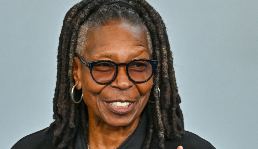Uśmiechnięta Whoopi Goldberg w okularach