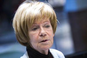 Maria Czubaszek z krótkimi, blond włosami, ubrana w szary żakiet, patrzy w kamerę.