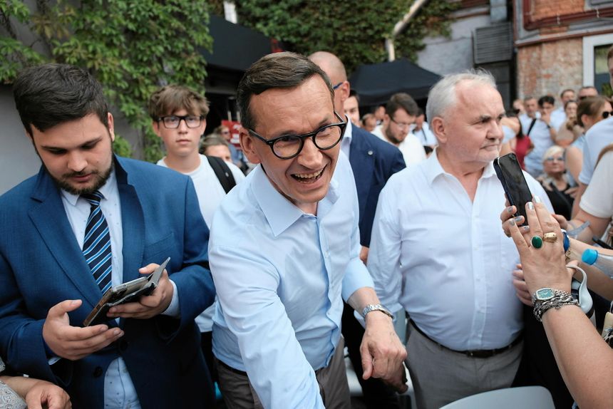 Mateusz Morawiecki grilluje na świeżym powietrzu