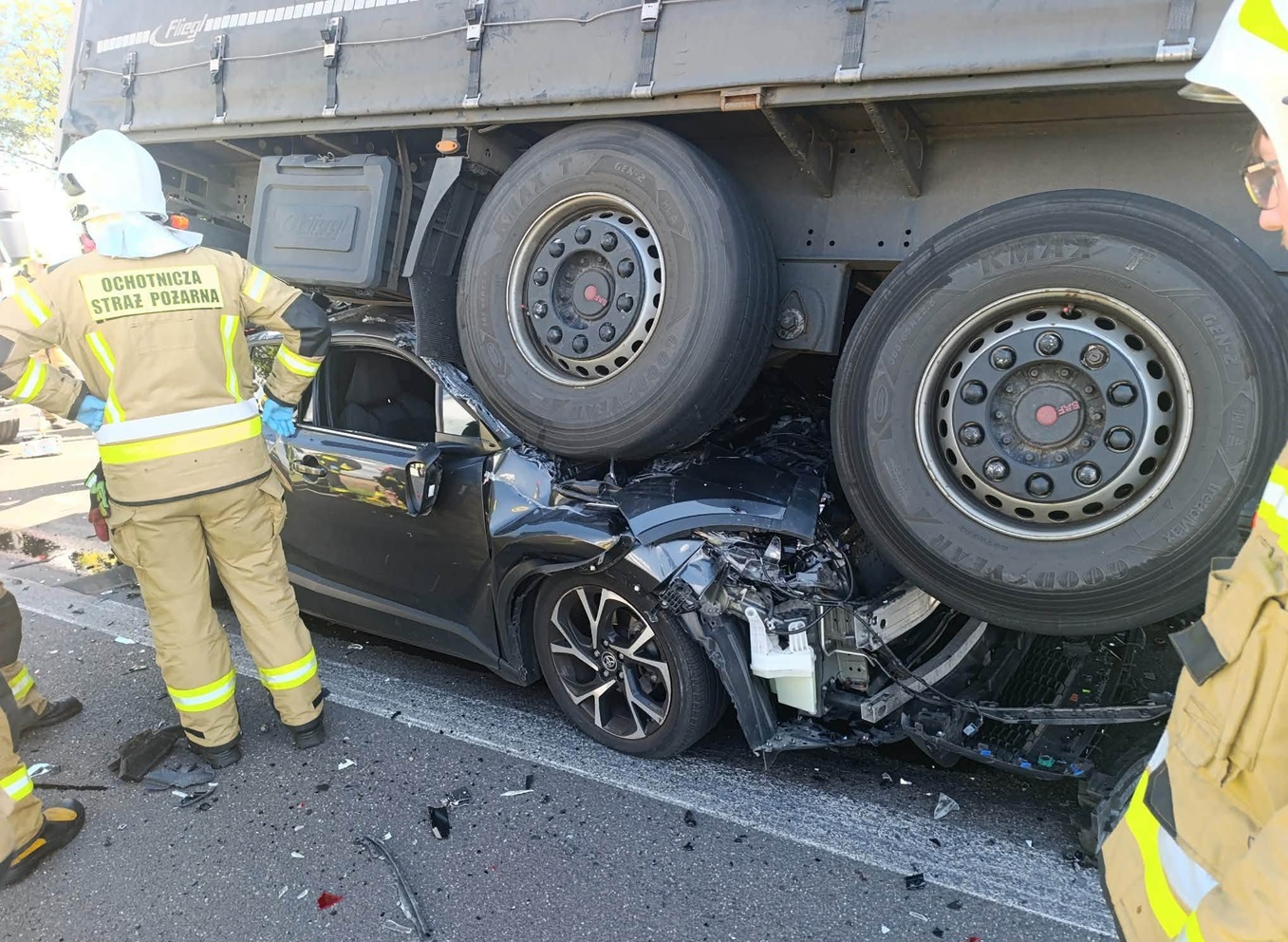Auto dosłownie zmiażdżone pod kołami ciężarówki. Dramatyczny wypadek w Wielkopolsce