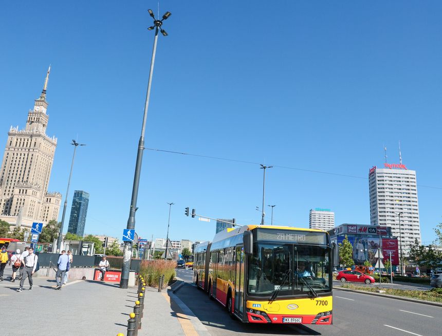 Kierowca prowadził autobus w spódnicy