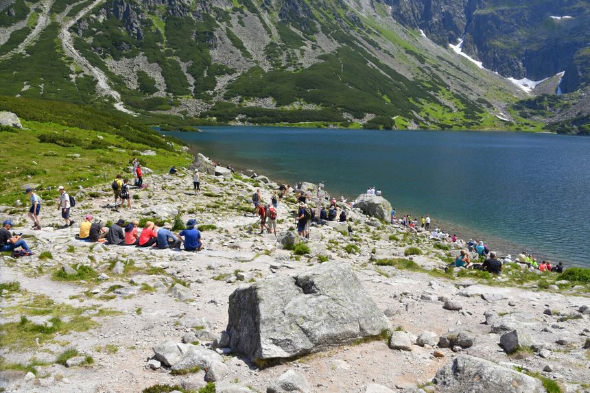 Turyści na szlaku obok Czarnego Stawu Gąsienicowego w Tatrzańskim Parku Narodowym