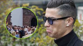 Na zdjęciu Cristiano Ronaldo w czarnych okularach przeciwsłonecznych, w tle tłum ludzi.